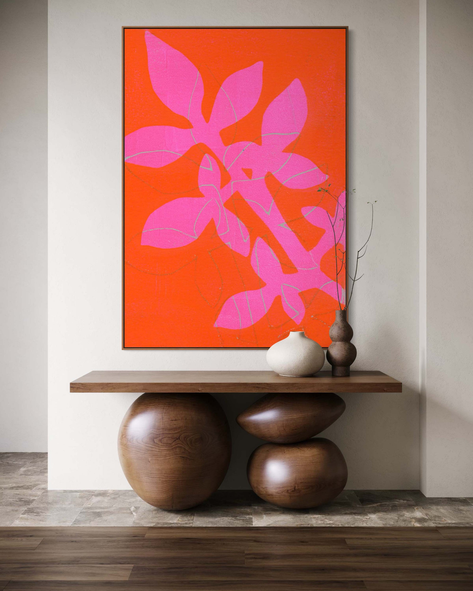 Extra groot Belgisch kunstwerk aan de muur boven een tafeltje, felle kleuren rood en fuchsia, abstracte botanische vormen van Dasi Wall Art
