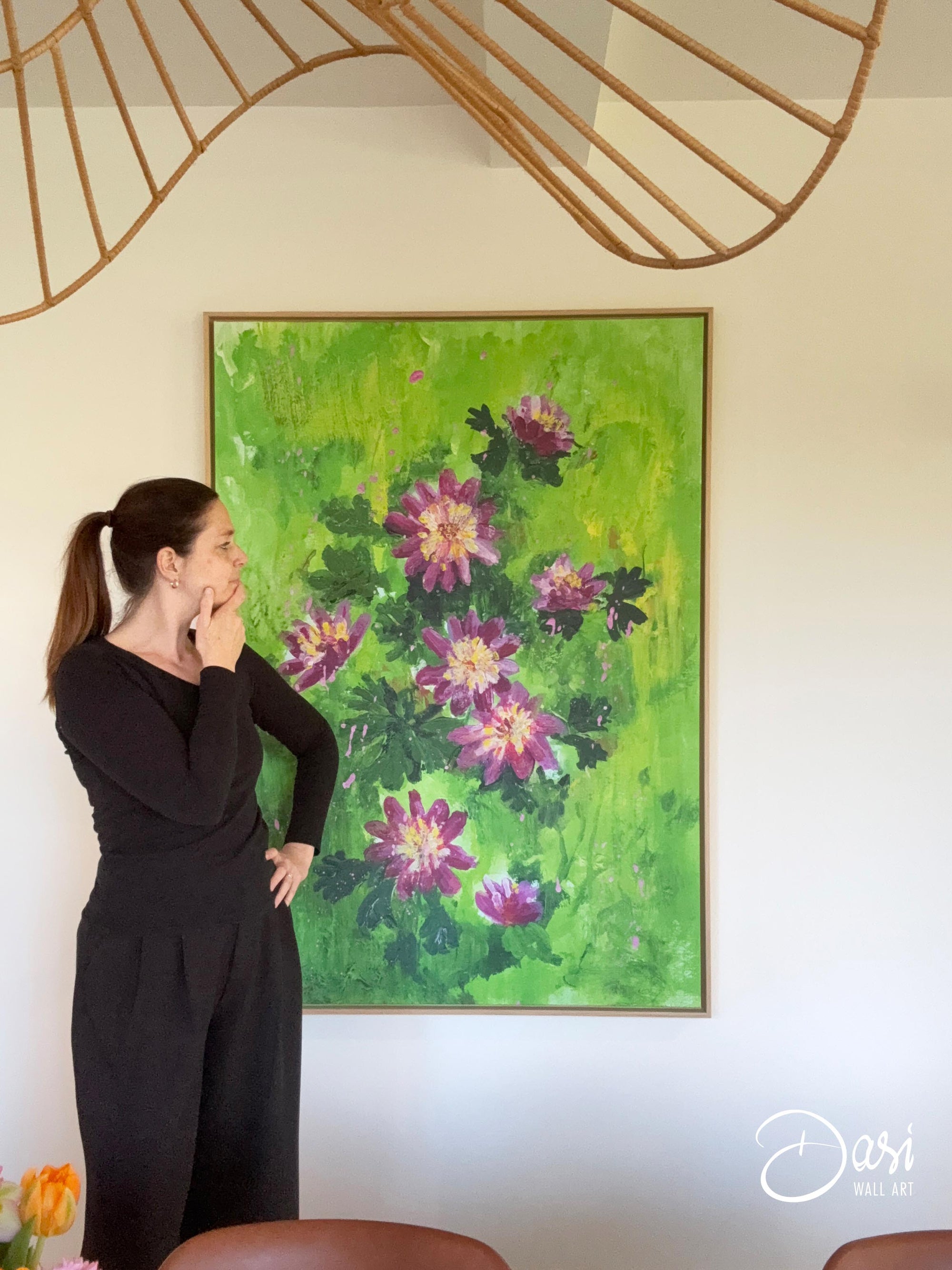 Groot schilderij met roze bloemen op frisgroene achtergrond