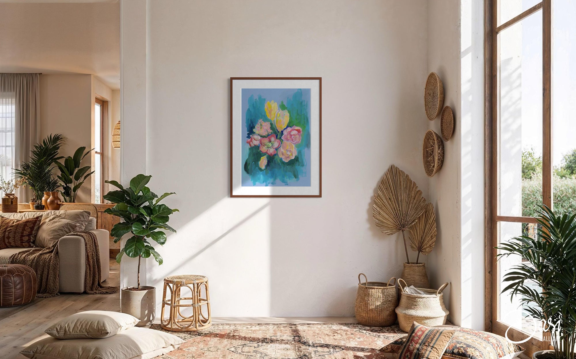 Boho zitruimte met grote poster van geschilderde bloemen, ingelijst in eikenhouten kader en met passe-partout, aangeboden door Dasi Wall Art