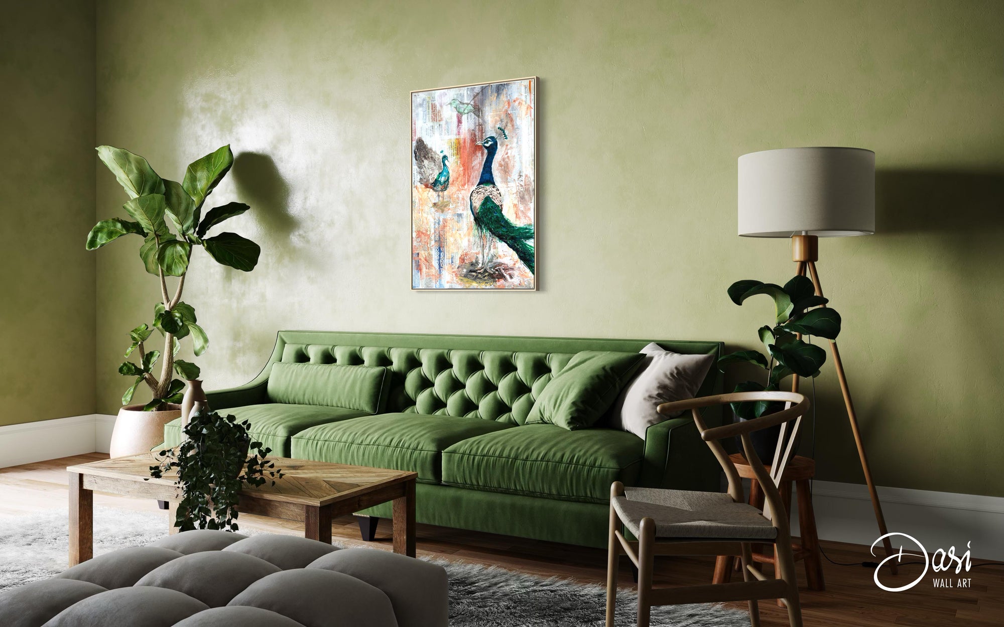 Living met groen zetel met daarboven een groot schilderij van 2 pauwen