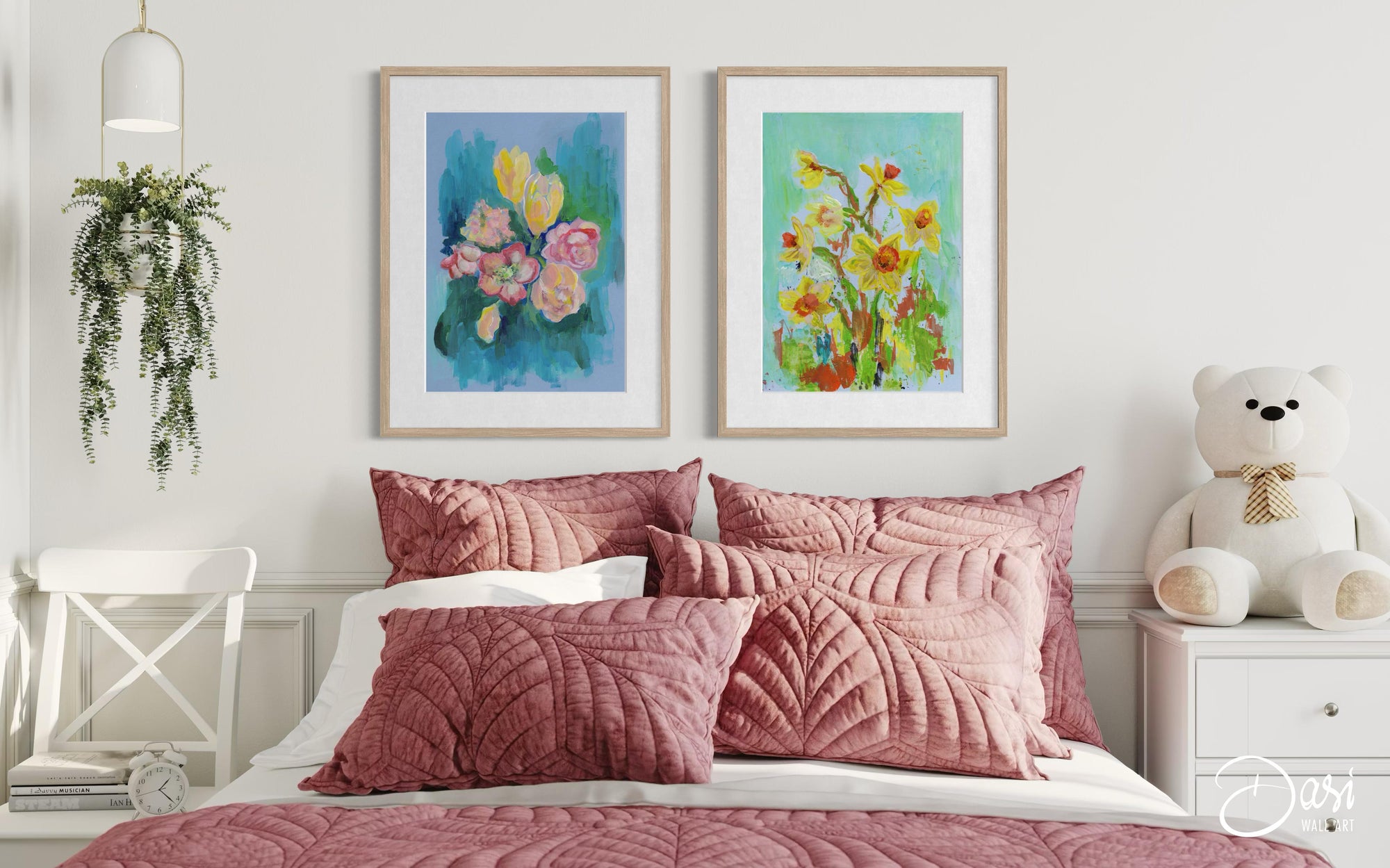 Slaapkamer met 2 art prints van schilderijen met lentebloemen, vrolijke kleuren, interieurdecoratie,ingelijst via Dasi Wall Art