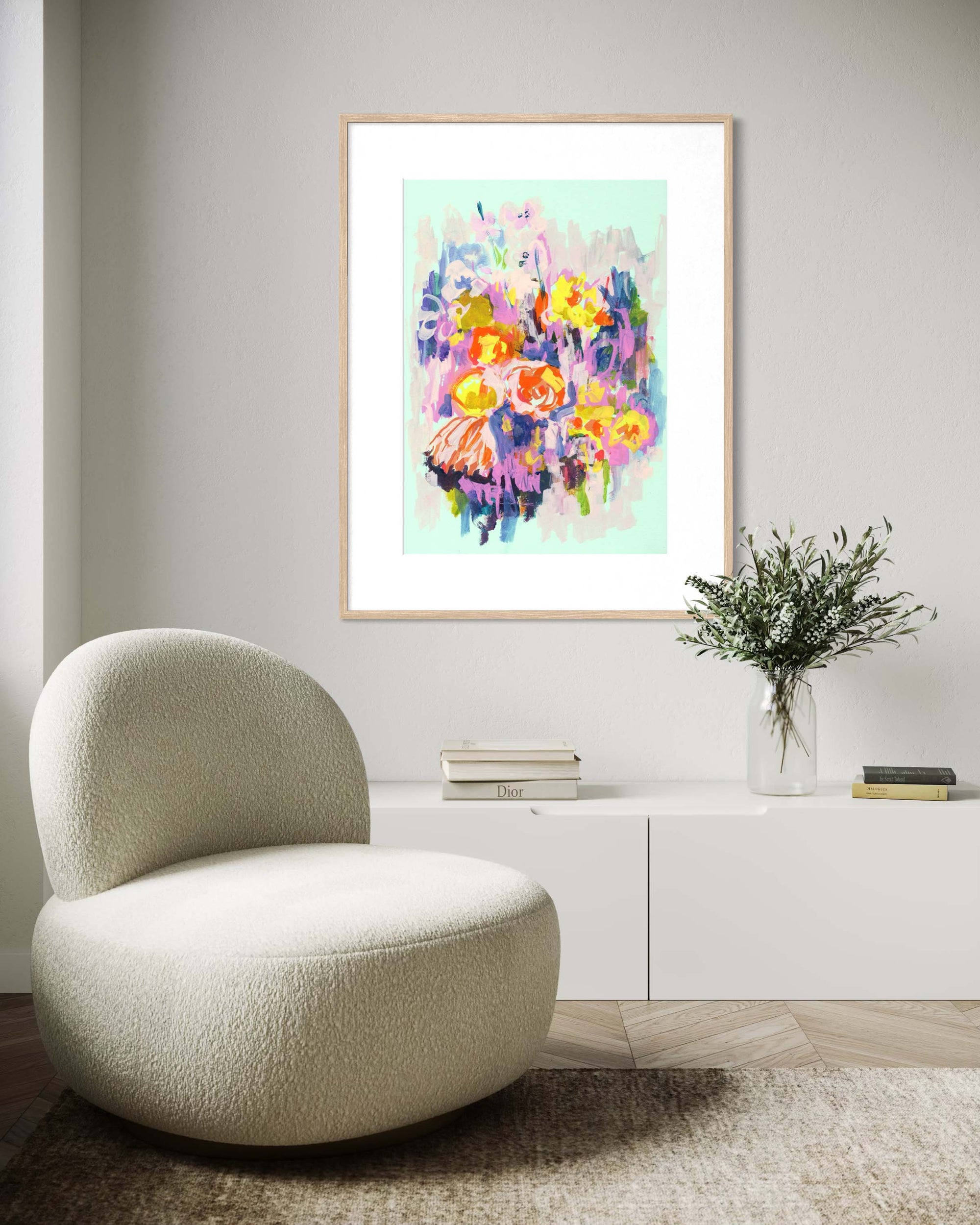 Woonkamer met groot ingelijst bloemenschilderij boven zeteltje, interieurdecoratie van Dasi Wall Art