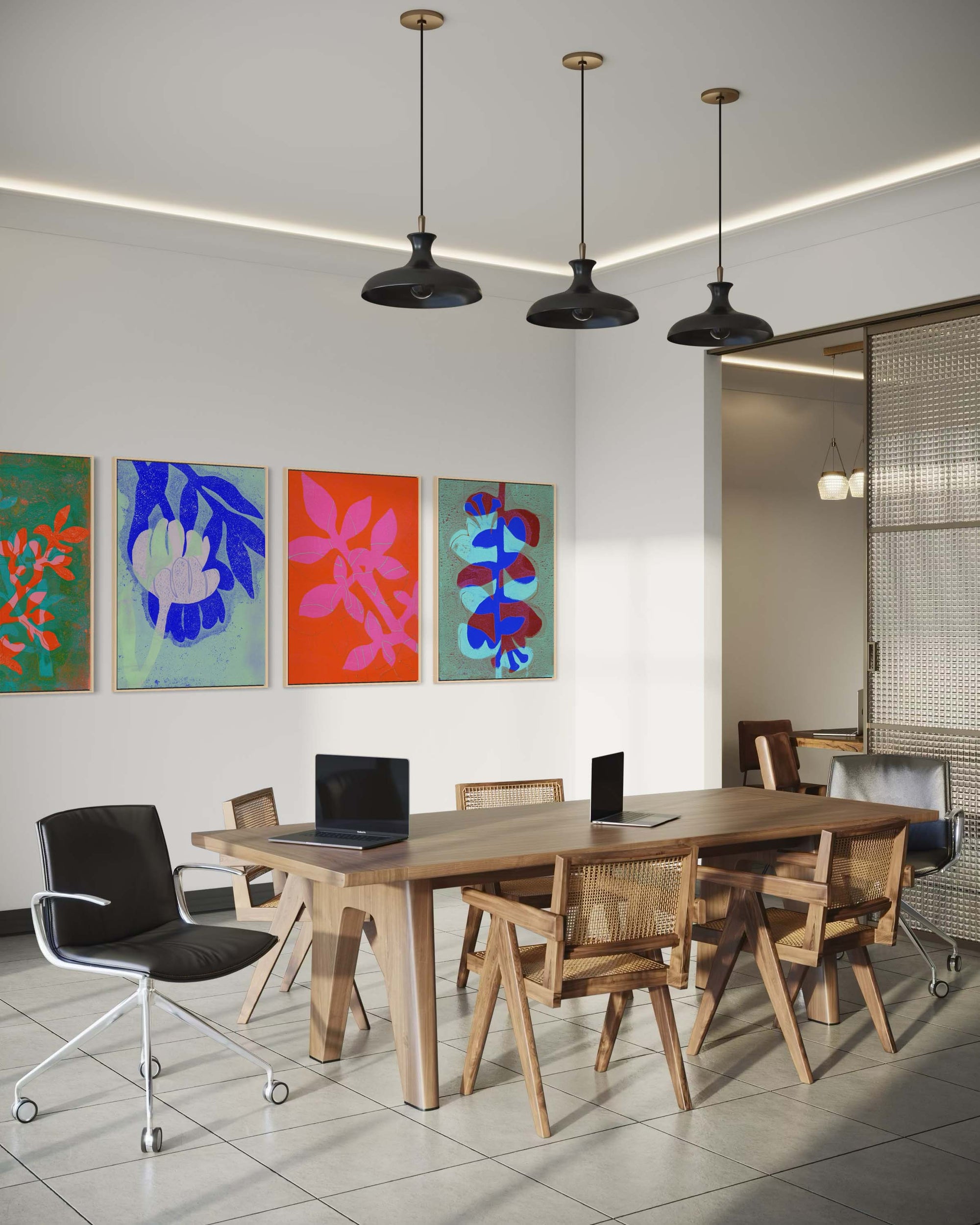 Kantoor met een reeks van 4 kleurrijke kunstprints aan de muur van Dasi Wall Art