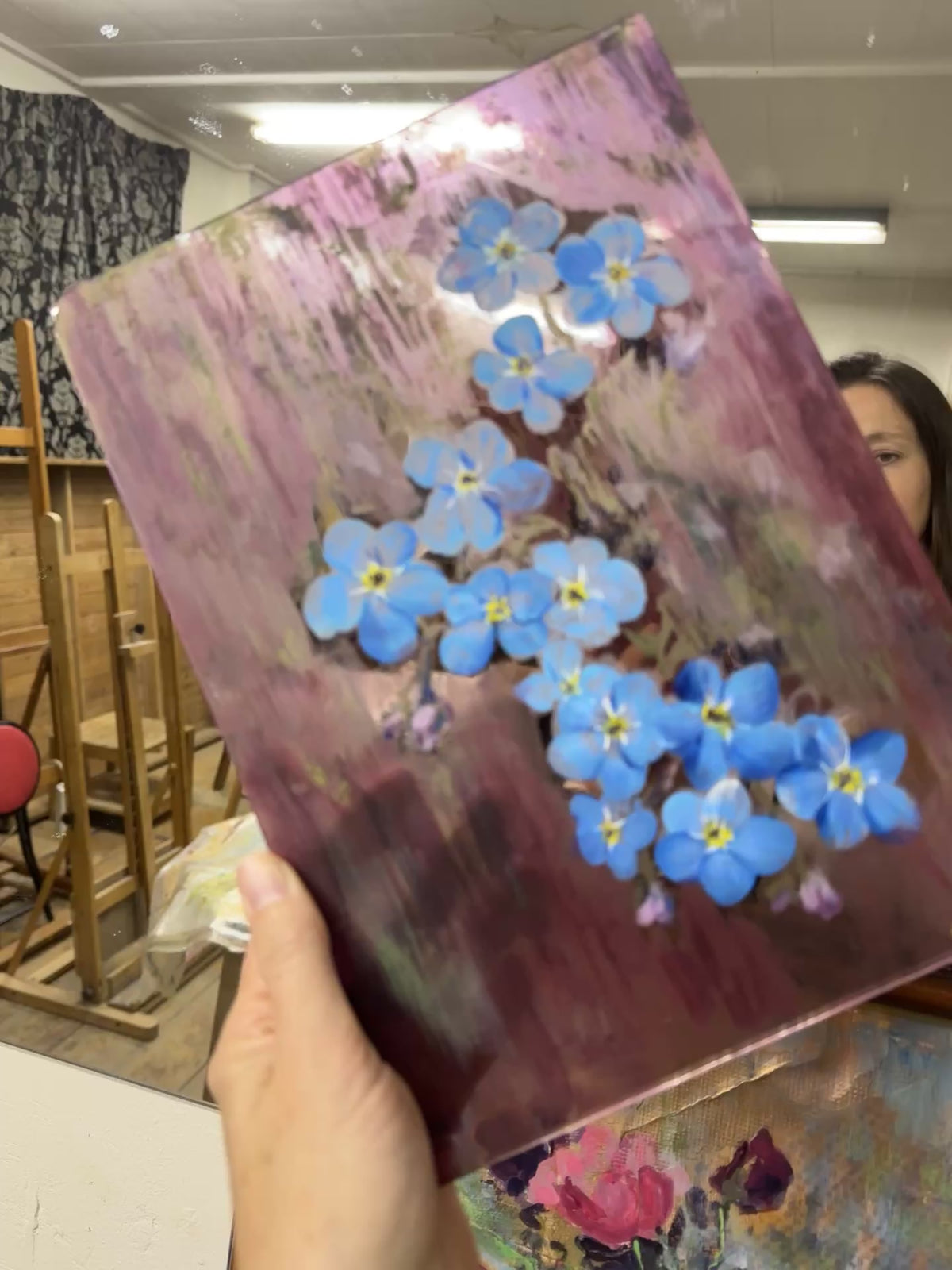 Video van schilderij van blauwe Vergeet-me-nietjes op bordeaux glasplaat van Dasi Wall Art
