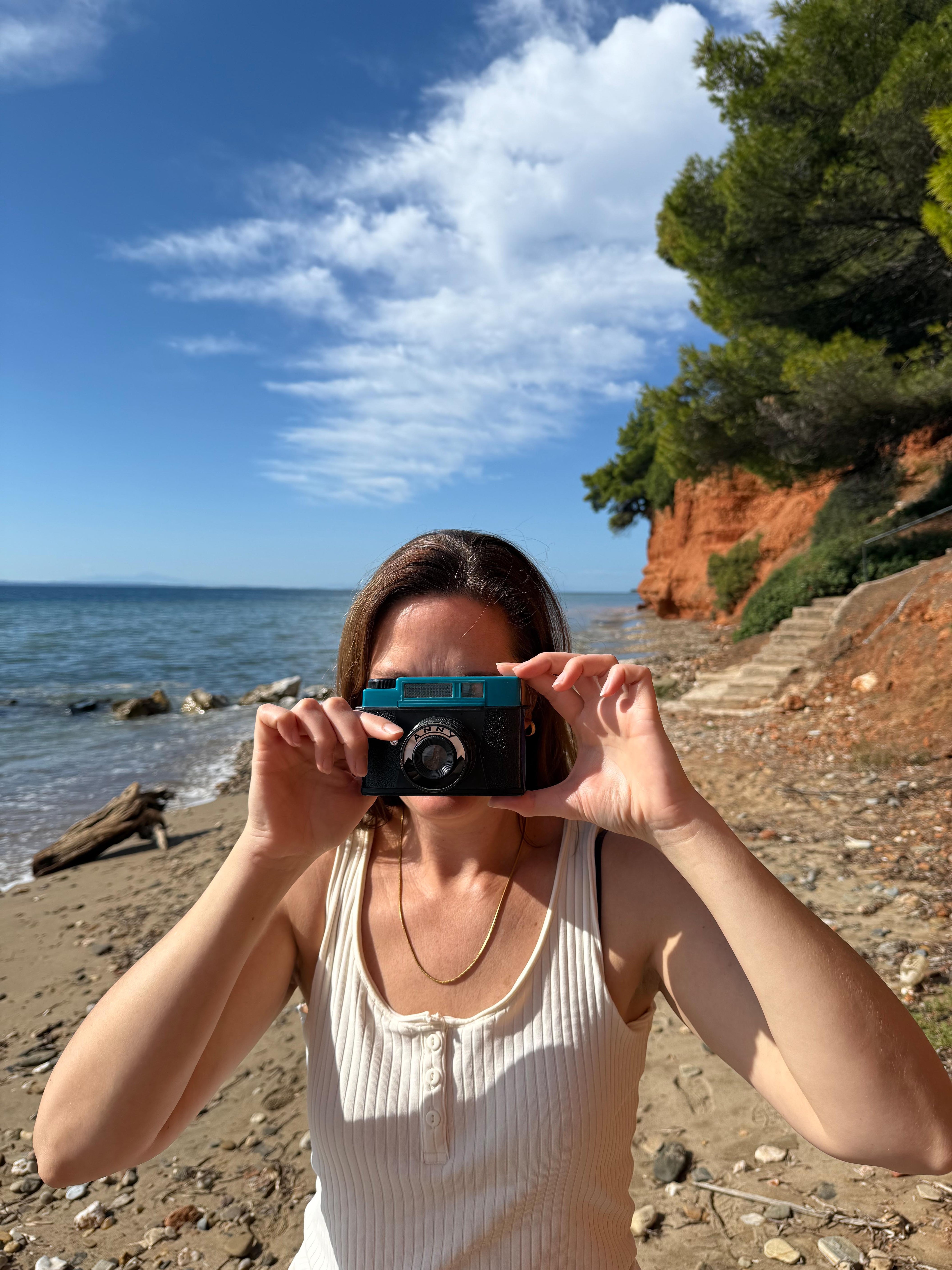 Silke Daneels aan strand met retro ANNY camera