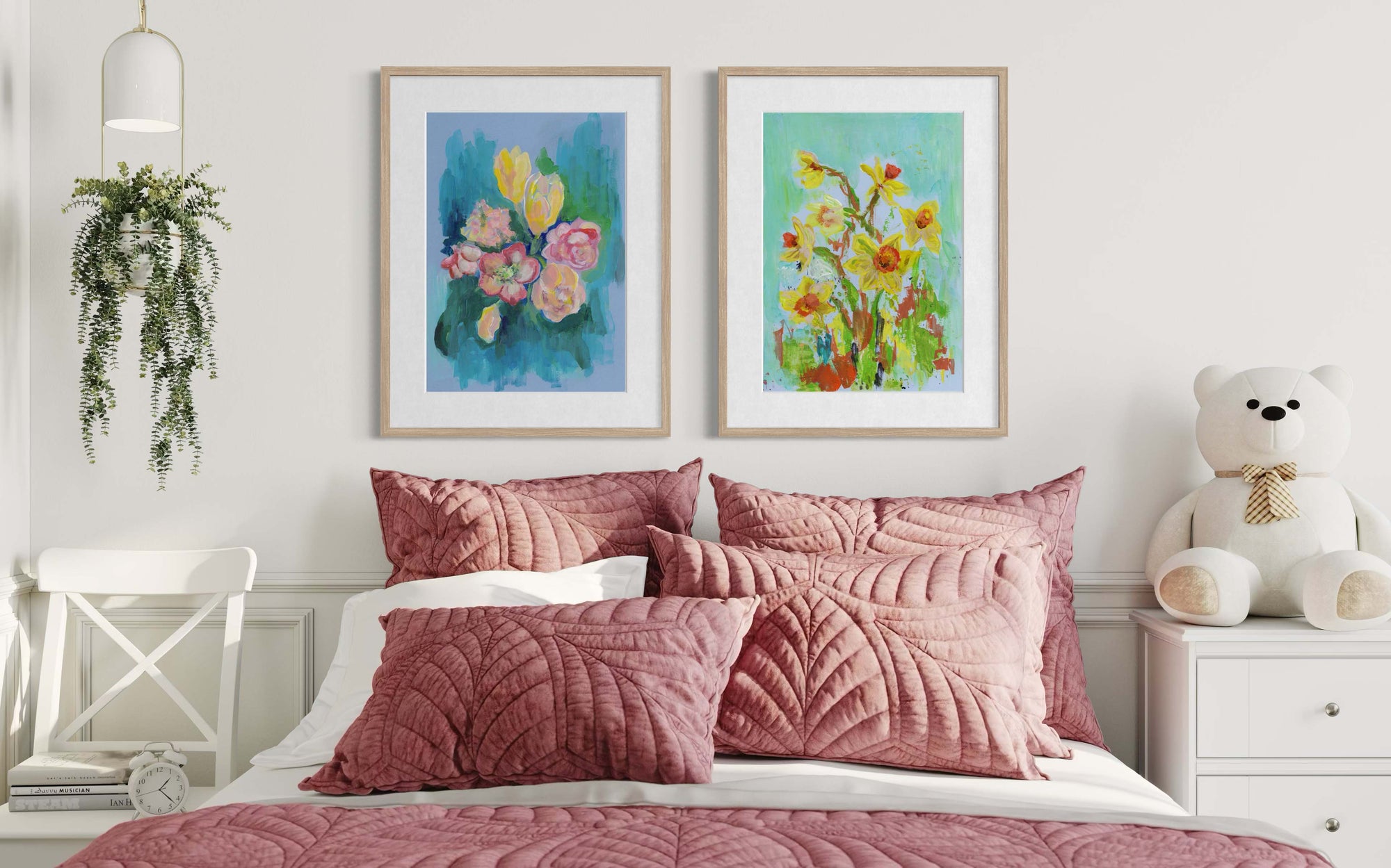 Slaapmaker met 2 fleurige schilderijen aan de muur van lentebloemen en paasbloemen