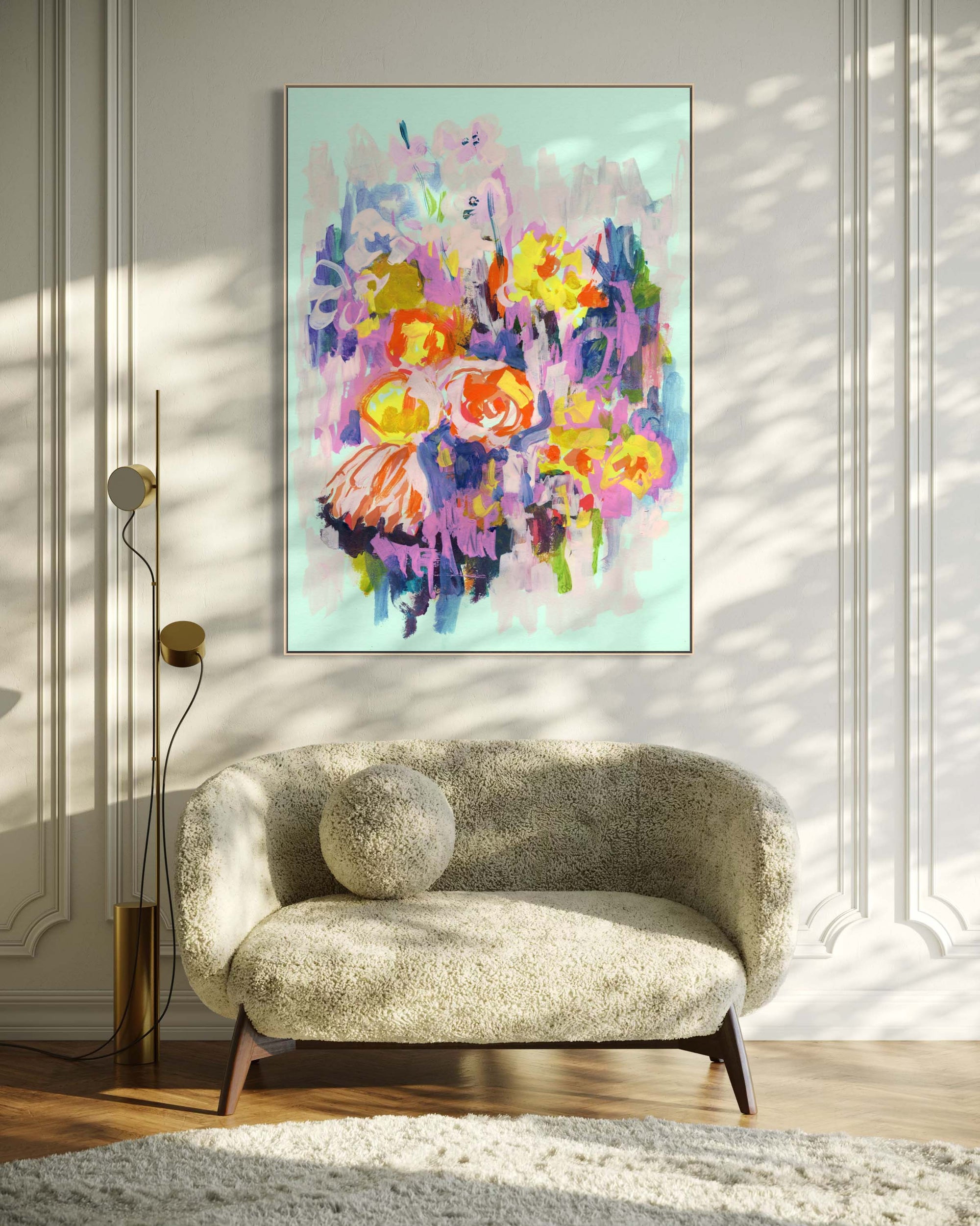 Living met groot schilderij van fleurige lentebloemen op muntgroene achtergrond